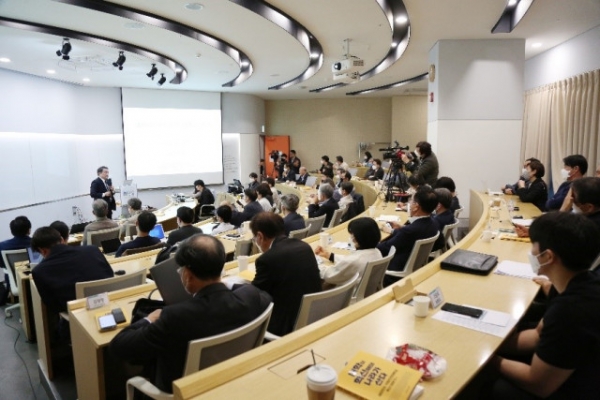경영자독서모임 MBS 50기 회원들이 개원 특별 강의를 집중해서 듣고 있는 모습 (사진제공/aSSIST 경영대학원)