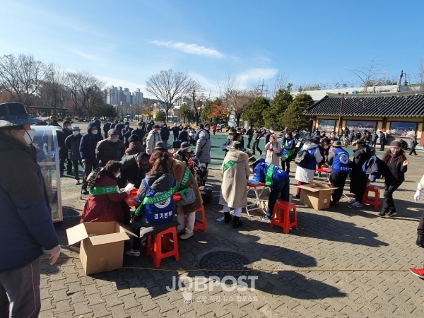 사진_수원 장안공원에서 (사)바다살리기 한국SOS자원봉사단이 수원시민에게 마스크를 무료로 나눠주고 있다