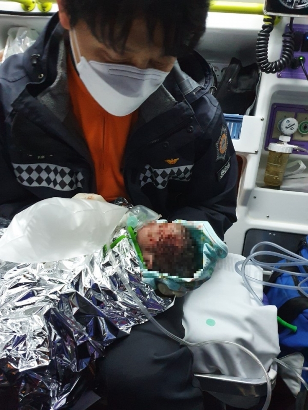 구급대원이 현장에 도착했을 때는 남편이 남자아기를 수건으로 감싸들고 있는 모습 (사진제공/의성소방서)