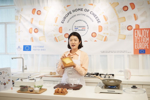 꽁떼 치즈를 활용한 요리를 선보이는 김은아 푸드 디렉터 / 사진= 유럽 홈 오브 치즈 주최측 제공