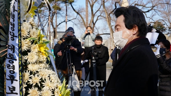 사진_허경영 국가혁명당 대선 후보가 신년 1월 1일 첫 행보로 서울 남산에 위치한 안중근 의사 기념관을 찾아 참배를 올리는 모습