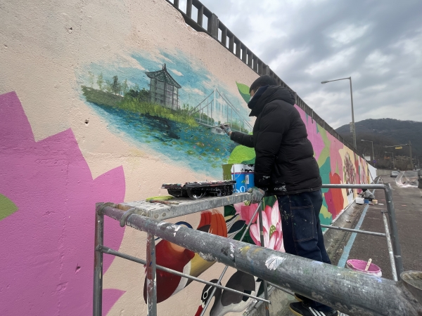 지역 예술인 8명과 함께 전주향교 인근 옹벽에 아름다운 벽화가 그려졌다.(사진제공_전주시)