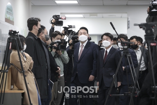 윤석열·안철수 양 후보가 3일 오전 8시 국회 소통관에 들어서고 있다.