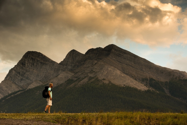 Hiker in Kananaskis Country© Travel Alberta
