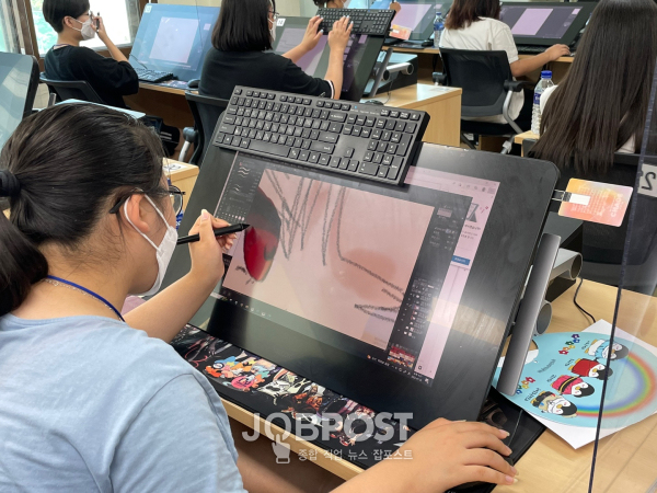 ▲ 교육프로그램 참여 학생들이 한성대학교에서 웹툰 제작과정을 배우고 있다. (사진/강북구 제공)