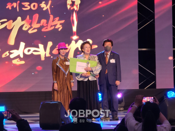 영예의 대한민국문화연예대상에는 배우 나문희가 수상자로 선정됐다.