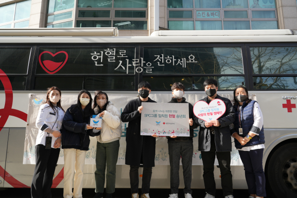 1일 서초구 양재동 SPC 본사에서 진행된 헌혈송년회에서 임직원들이 헌혈증을 기부하고 있는 모습.(사진제공/SPC그룹)