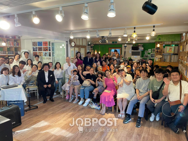 지난 10일(토) 오후2시 초록 리본 도서관에서 '김지선 아줌마와 함께 책 읽기&희망 토크 콘서트'가 열렸다. (단체사진)