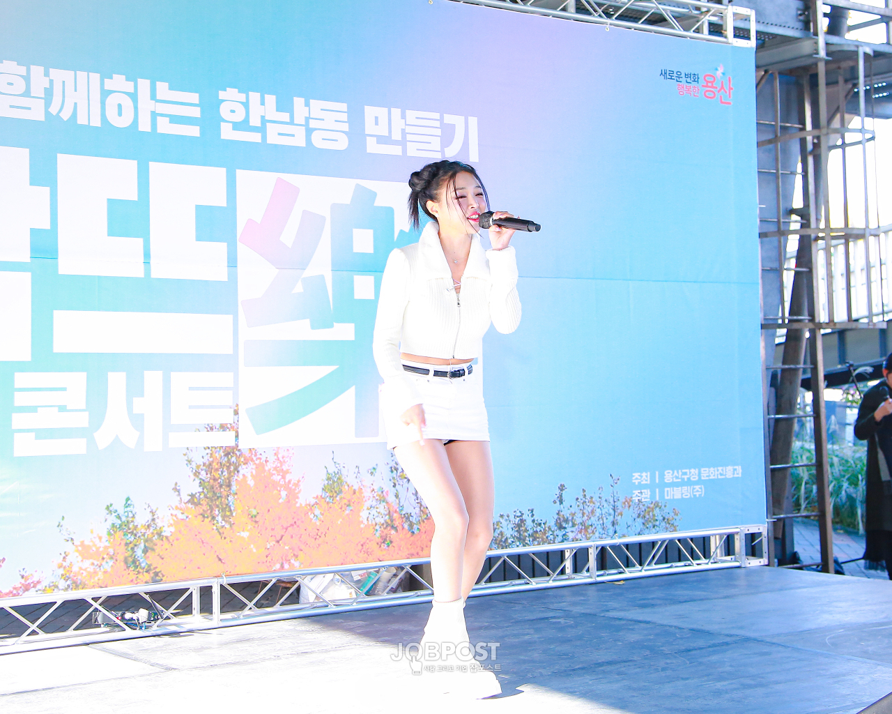 [포토] 가수 헤니가 한남뜨樂 가을미니콘서트에서 공연을 하고 있다.