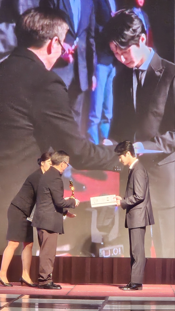 배우 이무현이 지난 1일 열린 K브랜드 연예대상에서 남자배우 신인상을 수상했다.