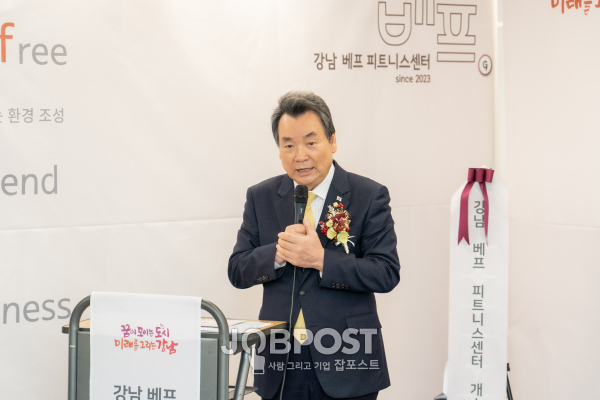 지난 1일 ‘무장애 체력단련실 개소식’에서 강남구의회 김형대 의장이 축사를 하고 있다.(사진_강남구의회)