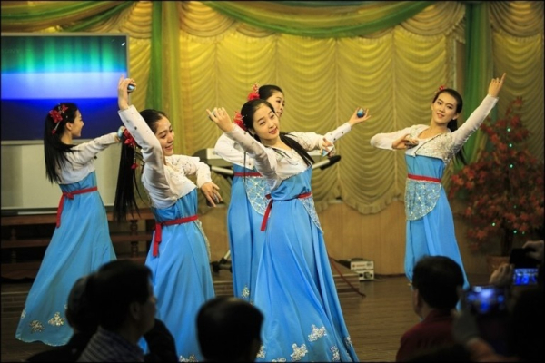 동남아 북한식당에서 공연하는 모습