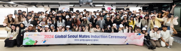 2024 글로벌서울메이트 발대식 참석자들이 서울 굿즈 모자를 다함께 착용하고 단체사진을 찍고 있다. 사진=서울관광재단