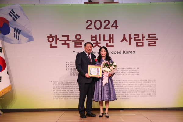 여밈선한복 설미화 원장이 14일 백범김구기념관 컨벤션홀에서 열린 ‘2024 한국을 빛낸 사람들’ 시상식에서 “K글로벌한복패션문화발전 공로대상”을 수상했다.