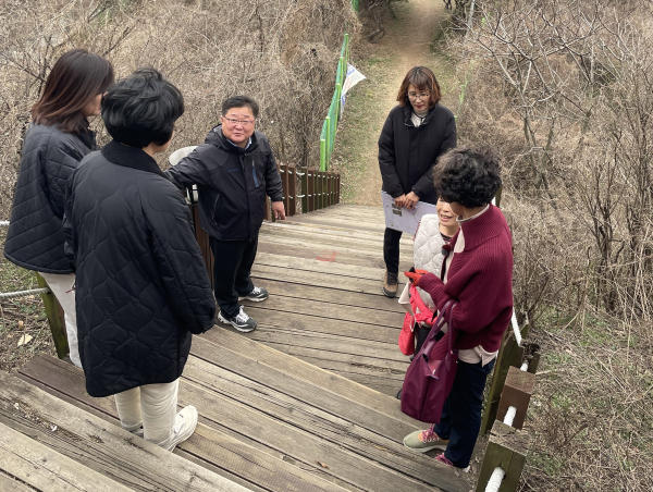 황규섭 기흥구청장(왼쪽에서 세번째)이 3월 22일 신갈공원 공사 현장을 방문해 점검했다