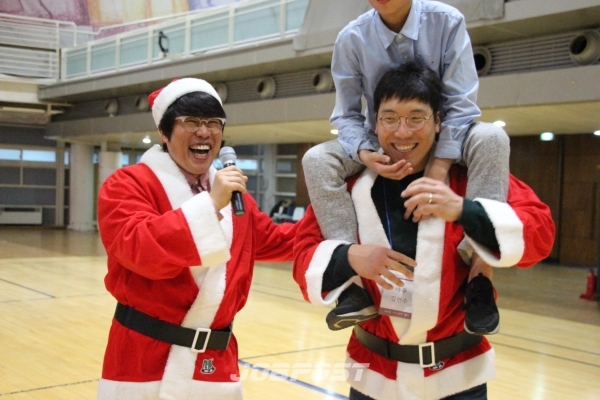 사진 = 개그맨 표인봉과 김현수가 봉사활동을 펼치고 있다.