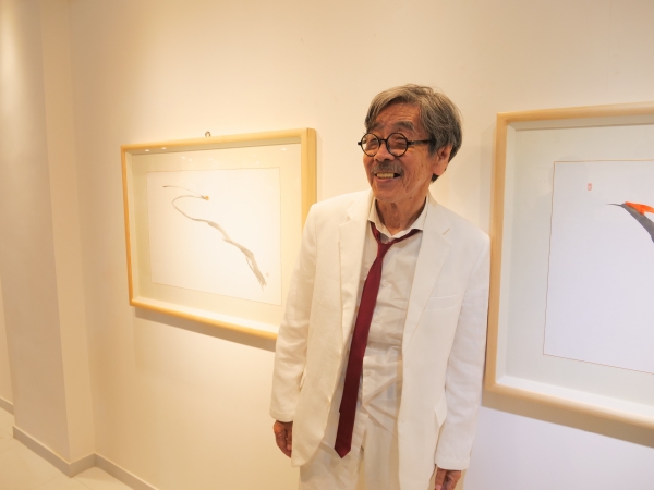 이외수 작가가 ‘선화·캘리그라피 초대전 '여백'’ 전시회서 밝은 표정으로 촬영에 임하고 있다 (사진=전진홍 기자)