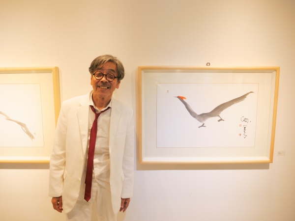 이외수 작가가 ‘선화·캘리그라피 초대전 '여백'’ 전시회서 밝은 표정으로 촬영에 임하고 있다 (사진=전진홍 기자)