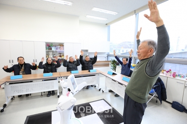 사진_로봇선생님 실벗 (자료_구로구청)