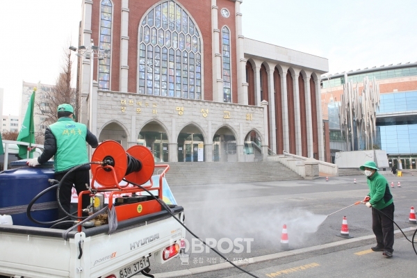 2월 26일(수) 마을방역봉사대가 명성교회 앞을 방역을 하고 있다