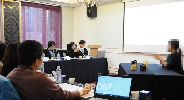 사진 = 7차 비공개 상품 품평회에서 NS홈쇼핑, 현대홈쇼핑, 하트클럽 현직 MD 5명과 15년 이상 경력의 유통전문가, 온라인 마케팅 전문가로 구성된 전문위원 3명이 30분 동안 참가업체와 납품 및 제품에 관한 상세한 이야기를 나누고 있다. / 최정범 기자