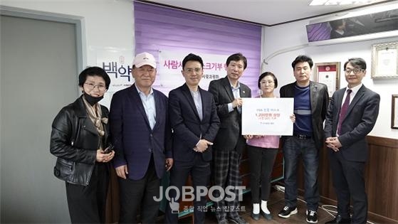 사진2=(주)사랑과 평화는 최근 개발한 필터교체형 솔트클린 마스크가 미국 FDA로 부터 등록을 받자 마스크 1천세트를 사회적 약자층에 전달해달라고 기부했다. 가운데 여자분이 (주)사랑과 평화 채효순 대표이사이고, 양쪽 옆으로 마스크를 전달받은 김재수 (재)기부천사클럽 이사장과 이익재 장애인문화복지신문 대표 / 사진제공 기부천사클럽