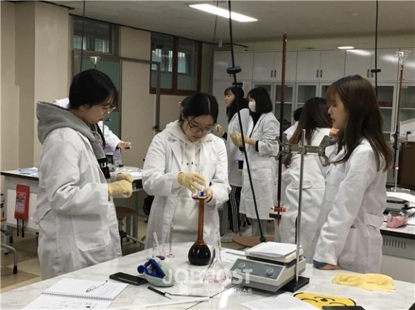 사진 = 2019년 고교-대학 연계 지역인재육성사업에 참여한 상일여자고등학교 학생들이 광운대학교에서 화학 실험을 하고 있다.