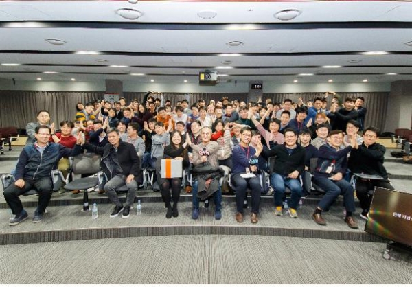 3년 연속 대한민국 일자리 으뜸기업으로 선정된 SK하이닉스의 직원 단체 사진 (사진제공/고용노동부)