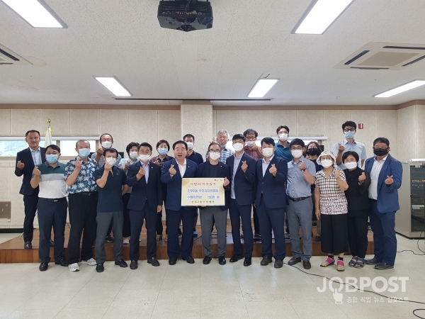 전주시 덕진구 인후2동 주민자치위원회(위원장 임경섭)는 20일 주민센터에 수해 의연금 150만 원을 기탁하고 기념촬영했다.