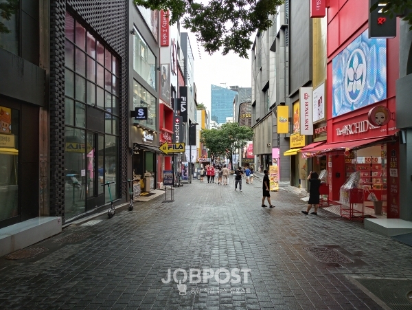 사진_코로나19 재확산 여파로 주말 명동 거리가 한산하다