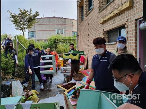[사진자료] 소상공인연회회 전주시회 임원, 회원들이 소상공인 수해복구를 위해 물품을 구슬땀을 흘리며 치우고 있다