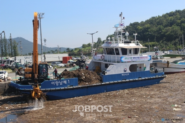 목포항 쓰레기 수거 작업 사진 / 사진제공 어촌어항공단