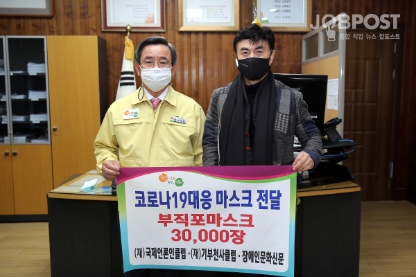 국제언론인클럽 김인식 운영위원장(네모미디어 대표) 노박래 서천군수와 기념사진 촬영 / 사진제공 서천군 사회복지실 희망복지팀