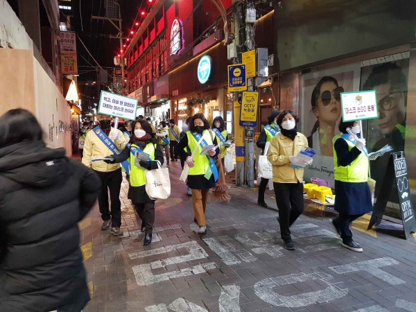 수능시험 이후 마스크쓰GO 캠페인을 하고 있다. (사진제공/대구시)