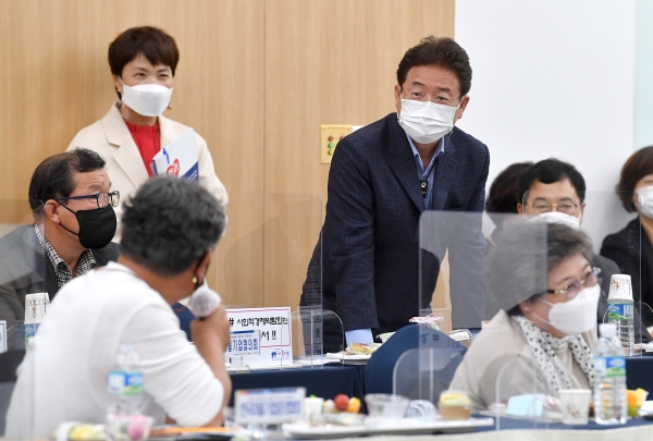 이철우 경북도지사가 사회적경제박람회 유치현장에서 심사위원들의 질문에 답하고 있다. (사진제공/경북도)