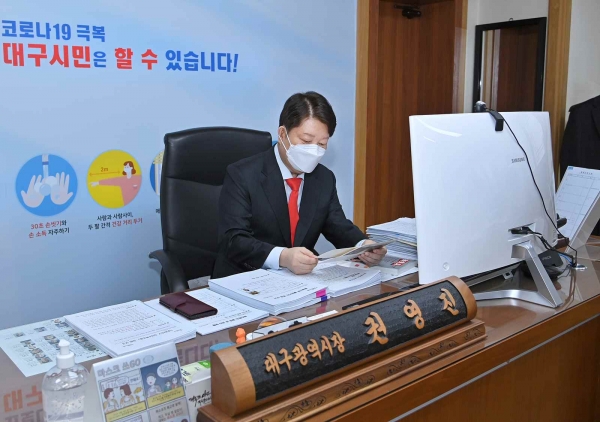 12월 7일 권영진 대구광역시장 출근, 업무 복귀 축하 꽃다발 수령 및 집무 모습(시청본관 앞, 시장 집무실) (사진제공/대구시)