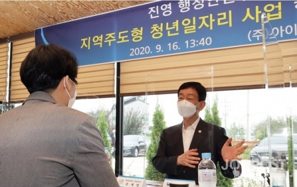 사진 = ('아이버스' 현장을 방문, 간담회를 통해 일자리사업 참여 청년들의 건의 및 애로사항 등을 청취하고 있다.)