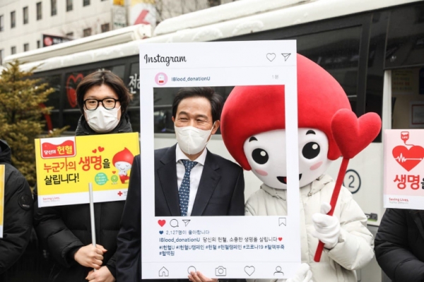 우상호 의원이 청년들과 헌혈캠페인 행사를 진행하고 있는 모습 (사진제공/우상호 의원실)