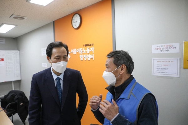 우상호 의원이 휴(休)이동노동자쉼터를 찾아 대리기사 등 플랫폼·이동노동자들의 애로사항을 경청하고 있다 (사진제공/우상호 의원실)