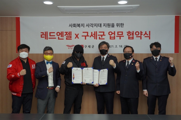 사진 : 좌측부터 레드엔젤의 박재현대표, 홍대순 부이사장, 배우 김보성 명예회장, 구세군 한국군국 장만희 사령관, 곽창희 부업무국장, 커뮤니케이션부 최철호 부장