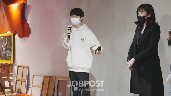 사진설명 = '모꼬지심' 박찬암 대표가 이날 전시에 대한 소개와 모꼬지심 소개를 하고 있다. 