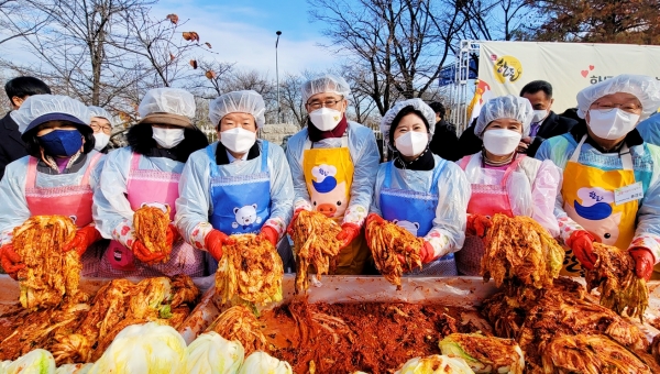 한국농수산식품유통공사가 국회생생텃밭 김장나눔행사에 절임배추 1천포기를 지원했다. 한국농수산식품유통공사 제공