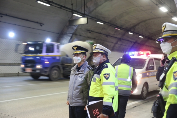 대구달서경찰서는 12월 2일 오후 2시경 달서구 앞산터널(상인동⇒범물동)에서 터널 내 교통사고·차량화재 발생대비, 유관기관 합동 FTX를 실시하였다. (사진제공/달서경찰서)