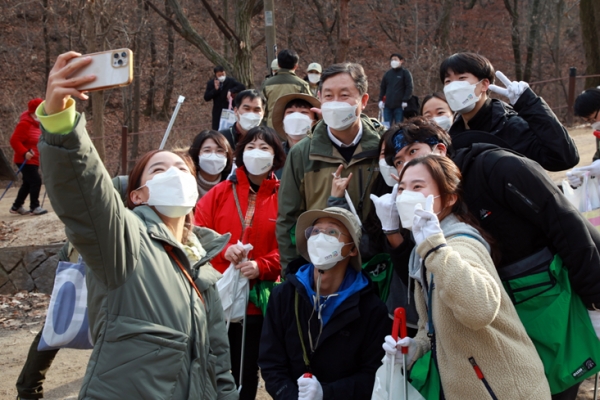 송형근 국립공원공단이사장(가운데)이 줍깅 캠페인 참여자들과 기념 촬영을 하고 있다. (사진제공/국립공원공단)