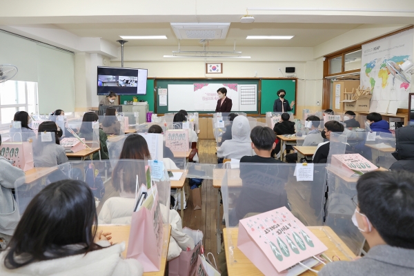제78회 칠성초등학교 졸업식에 강은희 교육감이 참석하여 축하하고 있다. (사진제공/대구시교육청)