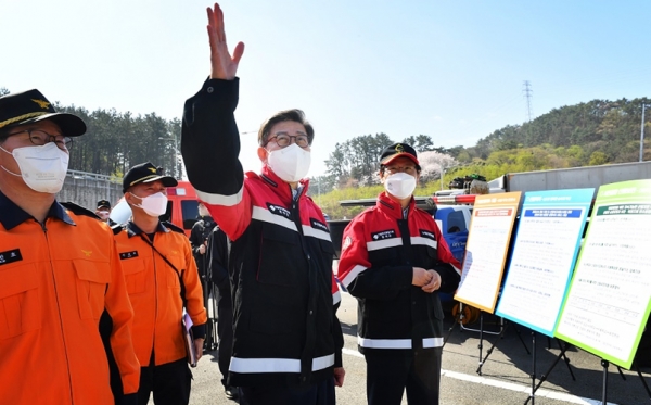 박형준 부산시장은 5일 제77회 식목일을 맞아 아홉산 산불피해지 현장을 찾았다. (사진제공/부산시)