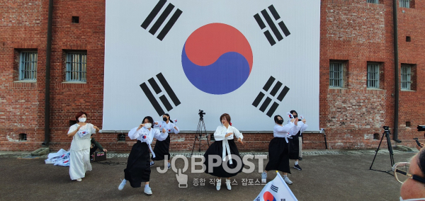 자원봉사 학생들과 플래시몹 진행을 하고 있는 안선영, 김류경 / 사진촬영 김인식 기자