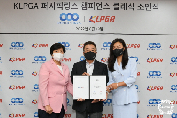 사진 왼쪽부터 KLPGT 강춘자 대표이사, PLK 왕월 회장, 장옥영 대표. 사진=KLPGA 제공