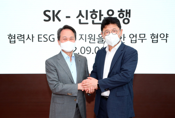 서울 중구 SK서린빌딩에서 진옥동 신한은행장(왼쪽)과 이형희 SK 수펙스추구협의회 SV위원회 위원장이 'ESG 협력에 관한 업무협약'을 체결하고 기념사진을 촬영하고 있다.(사진제공/신한은행)
