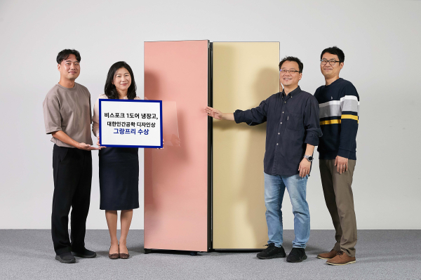 삼성전자 생활가전사업부 CX팀 이보나 상무와 팀원들이 인간공학디자인상 '그랑프리'를 수상한 비스포크 1도어 냉장고를 소개하고 있는 모습.(사진제공/삼성전자)